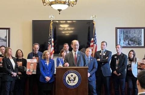 Sherman Joins Relatives of American  Israeli hostages